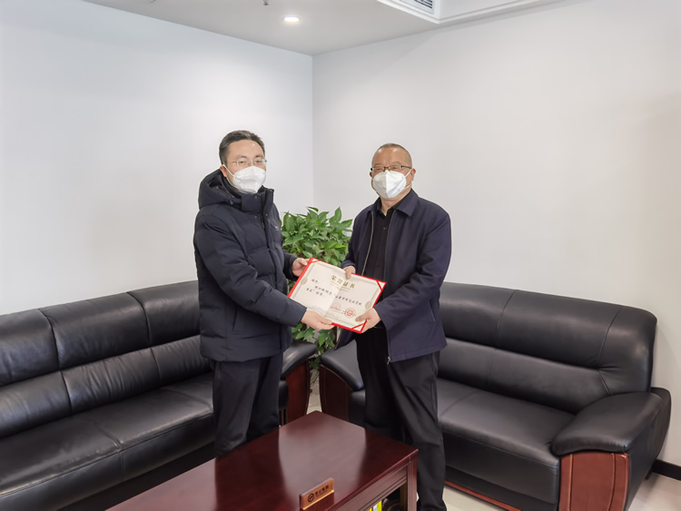 市金融办主任余波看望慰问“安康市有突出贡献专家”陈功根同志