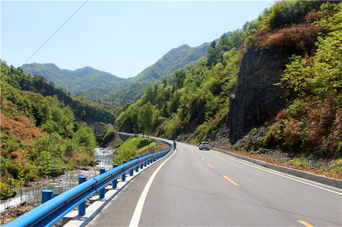 财信担保公司认真开展交通扶贫工作