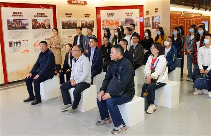 财信小贷公司党支部开展作风大整饬主题党日活动