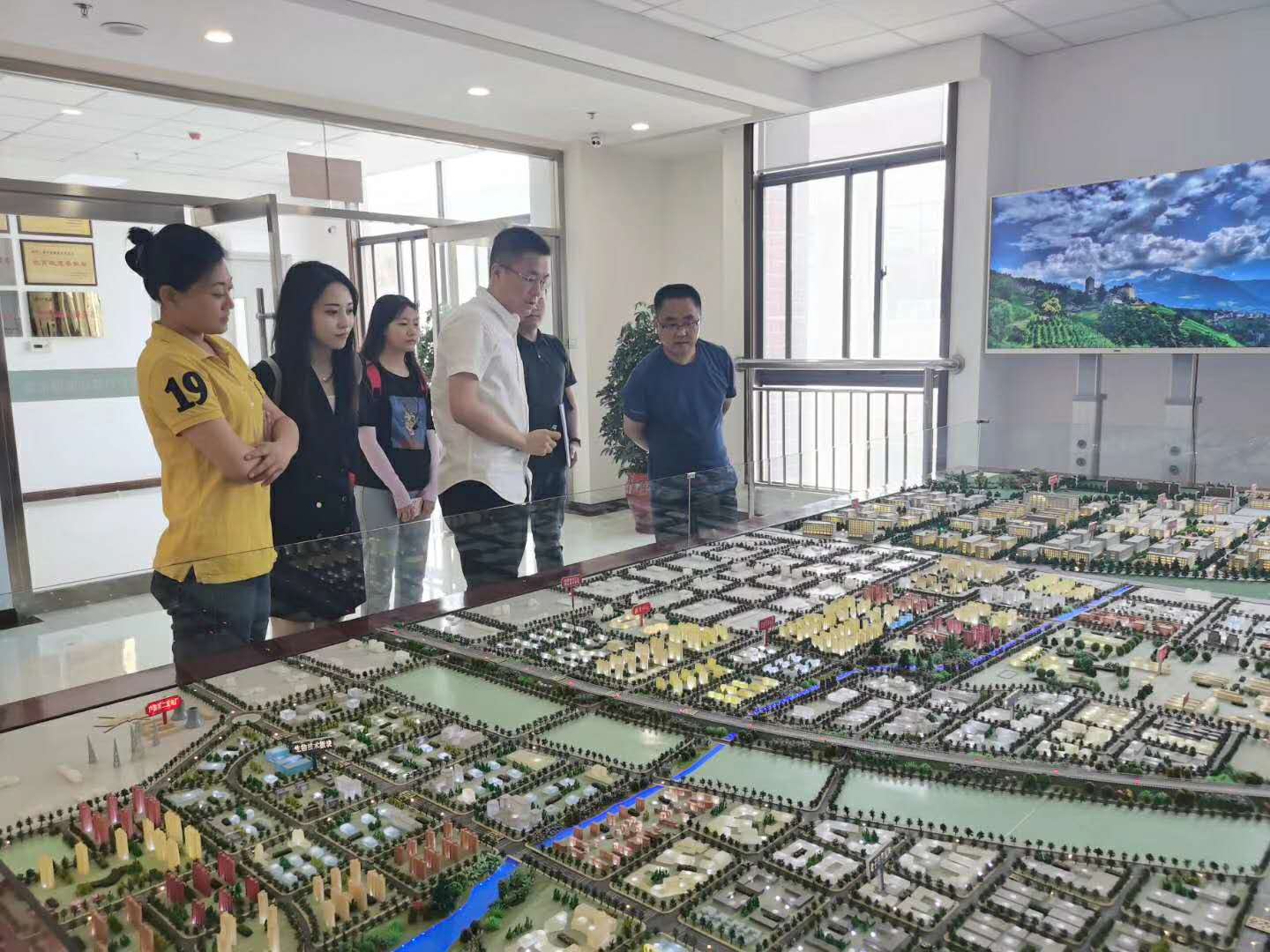 财信融资租赁西安高新分公司走进西户高新区推介业务