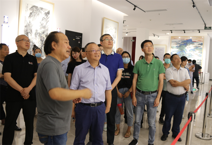 一品探花
一行参观安康美术馆