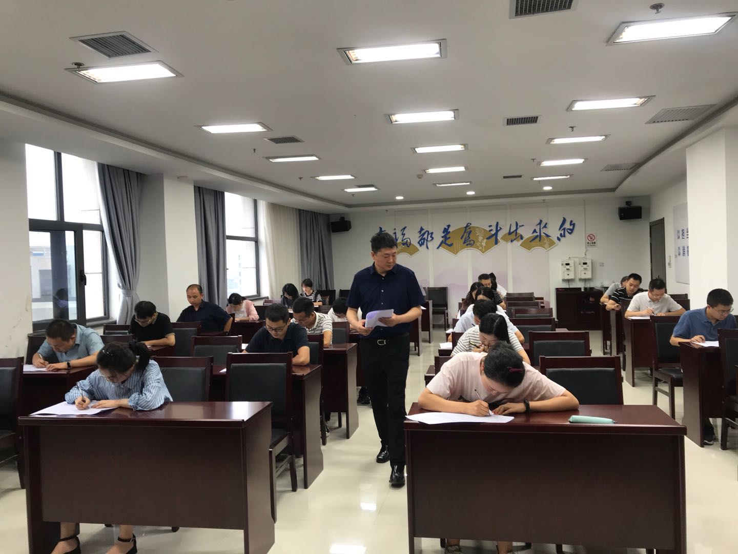 财信小贷和融资租赁公司以考促学扎实打造学习型企业