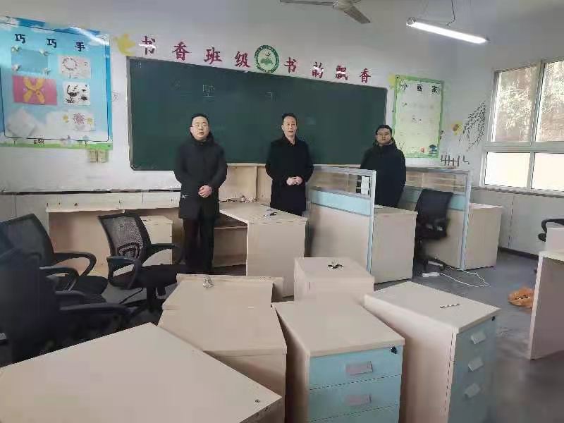 一品探花
为长岭九年制学校捐赠82套办公桌椅
