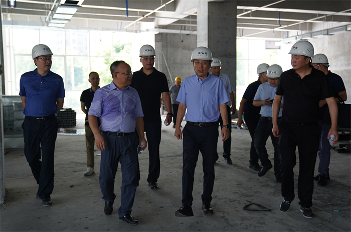 2.市委常委、副市长殷勇视察财富中心建设情况