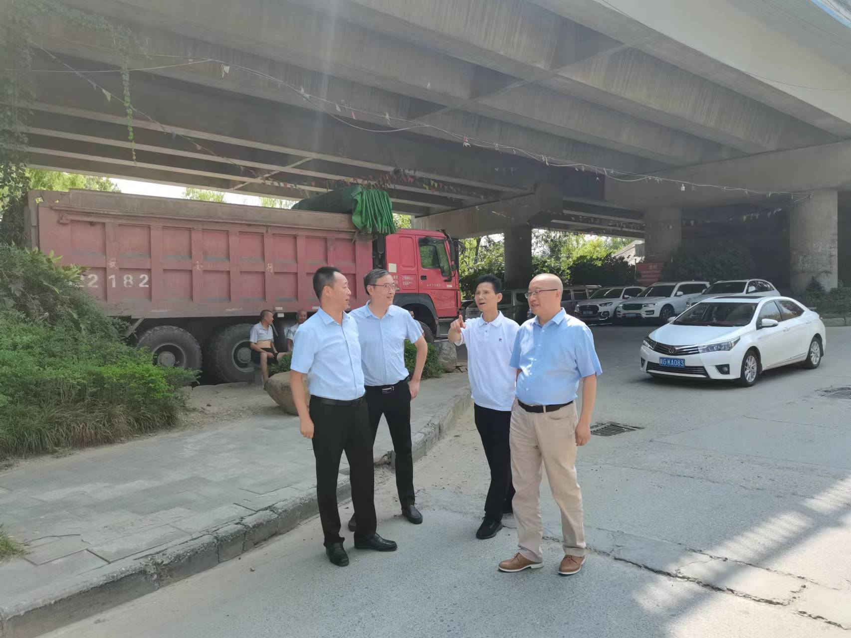 张铁深入七里沟社区检查推进创文工作