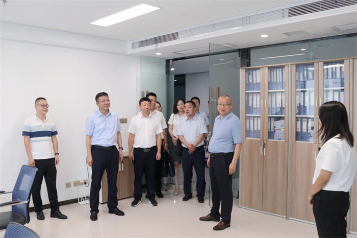延安鼎源投资集团及长安银行延安分行一行 来安康财信担保考察交流工作