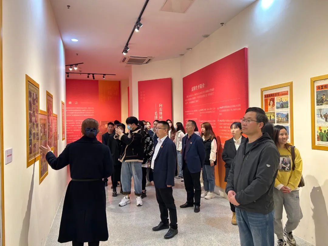 安康财信担保组织参观纪念毛泽东“向雷锋同志学习”题词60周年图片展