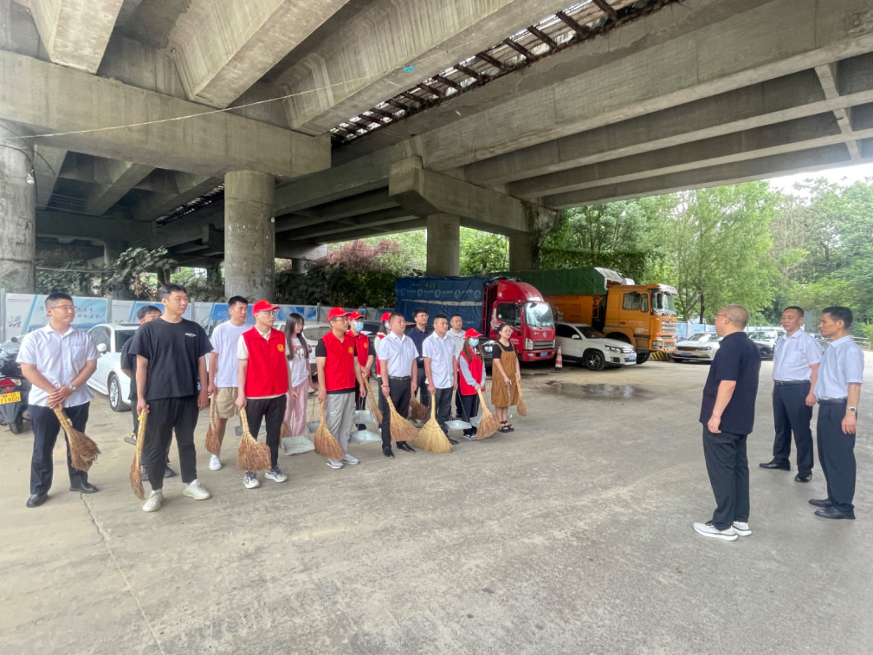 陈功根深入七里沟社区督导检查创文工作